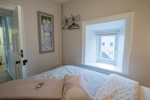 Rúm í herbergi á Charming 2-Bed Apartment in Donegal Town Centre