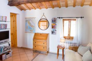 Galeriebild der Unterkunft Home set in olive grove with stunning views in Mondavio