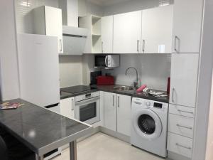 Kuchyňa alebo kuchynka v ubytovaní Parque Playa La Cala de Mijas 2 Bed 2 Bathrooms