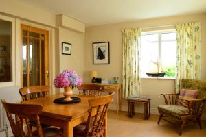 Atpūtas zona naktsmītnē 4-Bed Cottage in Co Galway 5 minutes from Beach