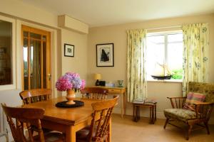 Foto da galeria de 4-Bed Cottage in Co Galway 5 minutes from Beach em Inverin