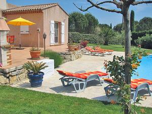 eine Terrasse mit Liegestühlen und einem Pool in der Unterkunft La Mastineria - private pool in Emponse