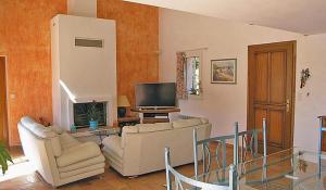 sala de estar con sofá y TV en La Mastineria - private pool en Emponse