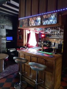 un bar con due sgabelli al bancone di un pub di Plas Dorothea a Nantlle