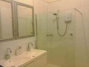 een badkamer met een douche en een wastafel bij Plas Dorothea in Nantlle