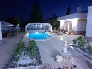 Bazén v ubytování Beautiful 6 Bed Villa Fortuna split into 2 villas nebo v jeho okolí