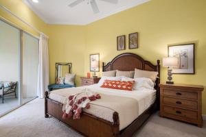 una camera da letto con un grande letto con pareti arancioni di 851 Eubanks Ct a Marco Island