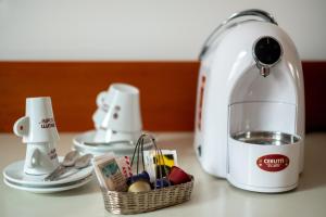 Hotel Zurigo Downtown的咖啡和沏茶工具