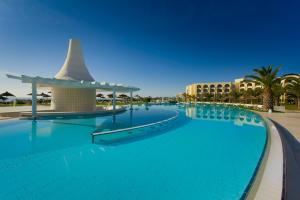 Bazén v ubytování Iberostar Waves Averroes nebo v jeho okolí