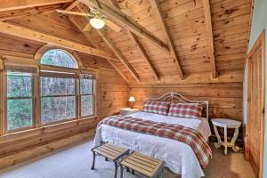 una camera con un letto in una baita di tronchi di Private Sapphire Valley Resort Cabin with Mtn Views! a Sapphire Altre 32 foto