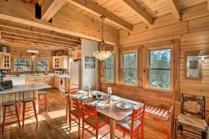 una cucina e una sala da pranzo con tavolo e sedie di Private Sapphire Valley Resort Cabin with Mtn Views! a Sapphire