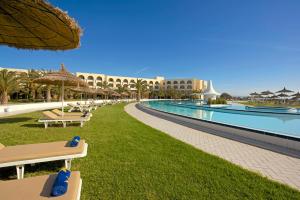 Bazén v ubytování Iberostar Waves Averroes nebo v jeho okolí