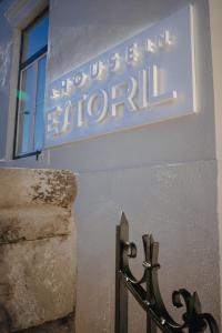 Um certificado, prêmio, placa ou outro documento exibido em A House in Estoril - Adults Only