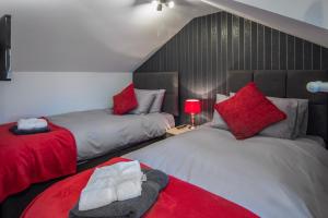2 camas con almohadas rojas en una habitación en New Luxury Seaview Apt3 Free Parking Special Deal, en Blackpool