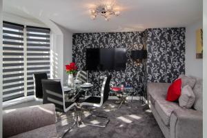 uma sala de estar com um sofá e uma mesa em New Luxury Seaview Apt2 Free Parking Special Deal em Blackpool