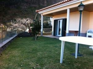 Um jardim em Lovely Sea View 3-Bed House in p Delgada Madeira