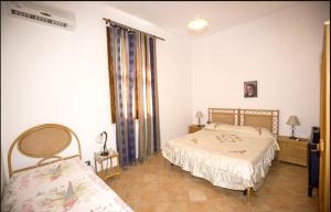 Giường trong phòng chung tại Spacious house in Lido di Noto with terrace and garden