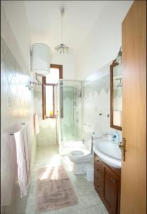 Phòng tắm tại Spacious house in Lido di Noto with terrace and garden