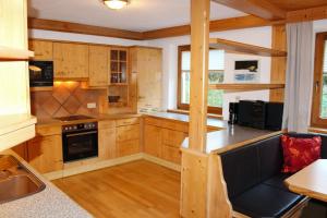Kuchyňa alebo kuchynka v ubytovaní Appartement Pitztal-Hochzeiger inclusive Pitztal-Sommer Card