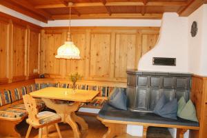 Posedenie v ubytovaní Appartement Pitztal-Hochzeiger inclusive Pitztal-Sommer Card
