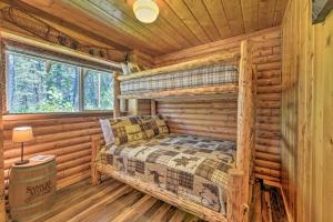 Łóżko lub łóżka w pokoju w obiekcie Alpine Adventures Cozy Log Cabin with Deck and Views!