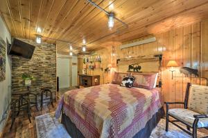 Postel nebo postele na pokoji v ubytování Alpine Adventures Cozy Log Cabin with Deck and Views!