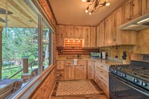 Kuchnia lub aneks kuchenny w obiekcie Alpine Adventures Cozy Log Cabin with Deck and Views!