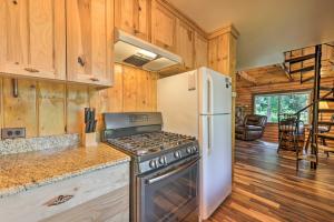 Kuchnia lub aneks kuchenny w obiekcie Alpine Adventures Cozy Log Cabin with Deck and Views!