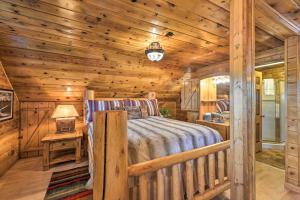 sypialnia z łóżkiem w chacie z bali w obiekcie Alpine Adventures Cozy Log Cabin with Deck and Views! w Alpine