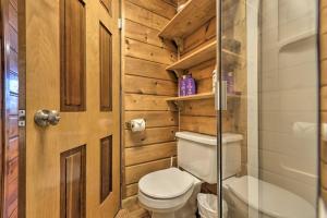 Koupelna v ubytování Alpine Adventures Cozy Log Cabin with Deck and Views! + 31 fotografií