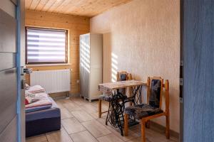 een kamer met een tafel en stoelen in een kamer bij Agroturystyka Piekielnik in Piekielnik