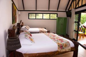 Un pat sau paturi într-o cameră la Hostal Antawara Tayrona