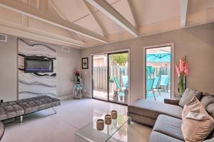 un soggiorno con divano e tavolo di Coastal Resort Beach Villa - Short Walk to Shore! a Hilton Head Island