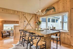 Χώρος καθιστικού στο Spacious Whitefish Getaway Hike, Ski, Bike and More