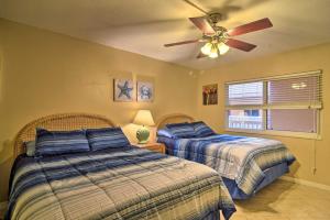 Un dormitorio con dos camas y un ventilador de techo. en Beachfront Indian Shores Condo - Pool and Hot Tub!, en Clearwater Beach 21 fotos más