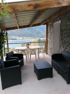 d'une terrasse avec une table et des chaises offrant une vue. dans l'établissement La casa de toto, à Savines
