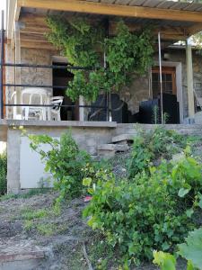 une terrasse couverte avec des chaises et des plantes dans l'établissement La casa de toto, à Savines