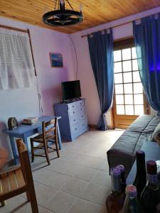 薩維訥的住宿－La casa de toto，一间卧室配有一张床、一张书桌和一台电视。