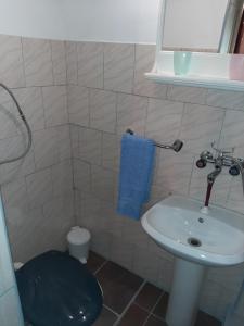 un bagno con un water e un lavandino di KRIN apartman a Subotica