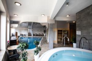un ampio bagno con una grande vasca in una stanza di Viva Maria Zakopane a Zakopane