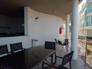 comedor con mesa y sillas en Apto Areias beira-mar en Barra de São Miguel