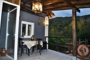 a screened in porch with a table and chairs at O Prado do Forno in O Barco de Valdeorras