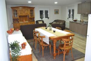 a kitchen and dining room with a table and chairs at O Prado do Forno in O Barco de Valdeorras