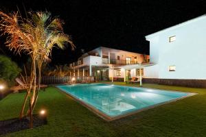 willa z basenem nocą w obiekcie Surfescape Fuerteventura w mieście Lajares