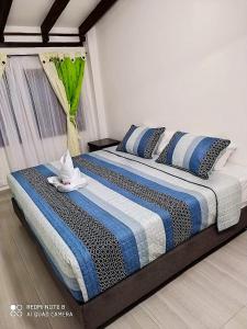En eller flere senge i et værelse på Hostal Villa Rosita
