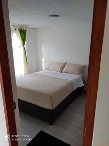 Hostal Villa Rosita tesisinde bir odada yatak veya yataklar