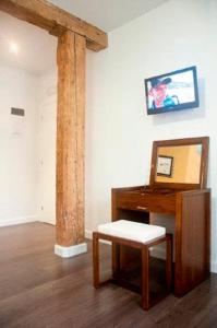 a room with a pillar and a table and a stool at Hostal Jardin Secreto in Santander