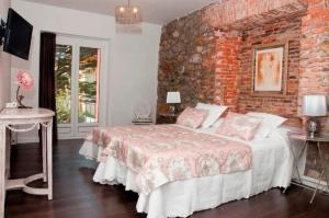 A bed or beds in a room at Hostal Jardin Secreto