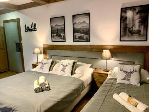 1 dormitorio con 2 camas con máscara en la cama en Willa Donia en Ustroń