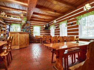派克波特斯耐茲庫的住宿－Pension Slunečnice，用餐室设有木墙和桌椅